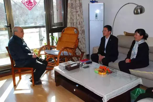 公司領(lǐng)導看望離退休老同志6.jpg