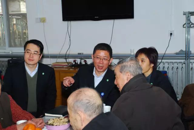 公司領(lǐng)導看望離退休老同志12.jpg